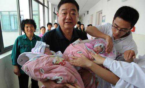 香港验血验男女的医院,明明试管生的双胞胎，却跟人说是自然怀孕，这样嘴硬